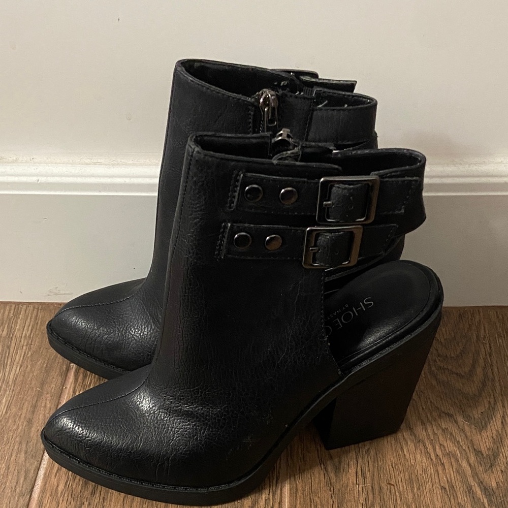 🧡 Women’s Nasty Gal Black Buckle Cutout Ankle Boots